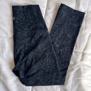 Lululemon Capri Floral Black and blue Leggings size 4 in great condition